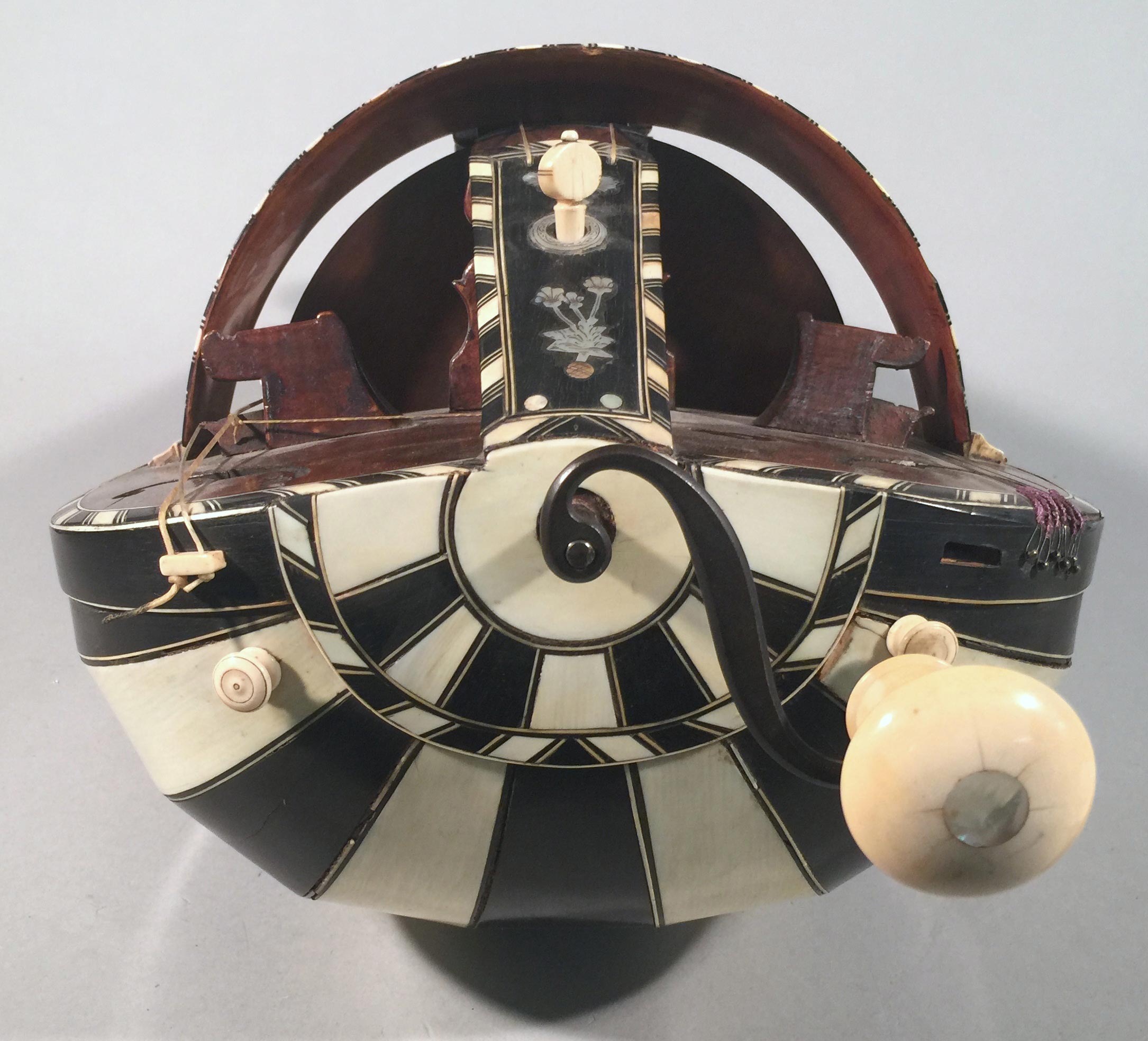N° 130 - Vielle à roue par REMY - Collection Achille JUBINAL