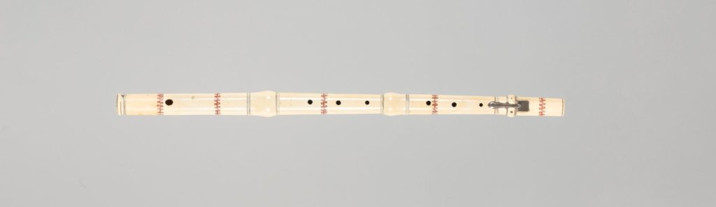 Flûte en ivoire estampillée PALANCA