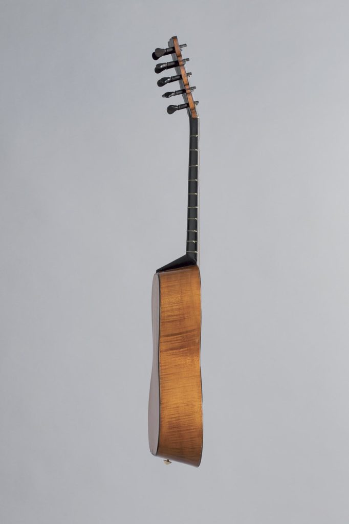 Guitare en «bateau» à 10 cordes par Pierre MICHELOT