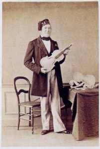 Jean-Baptiste Vuillaume debout, tenant un violon, photographie de 1860