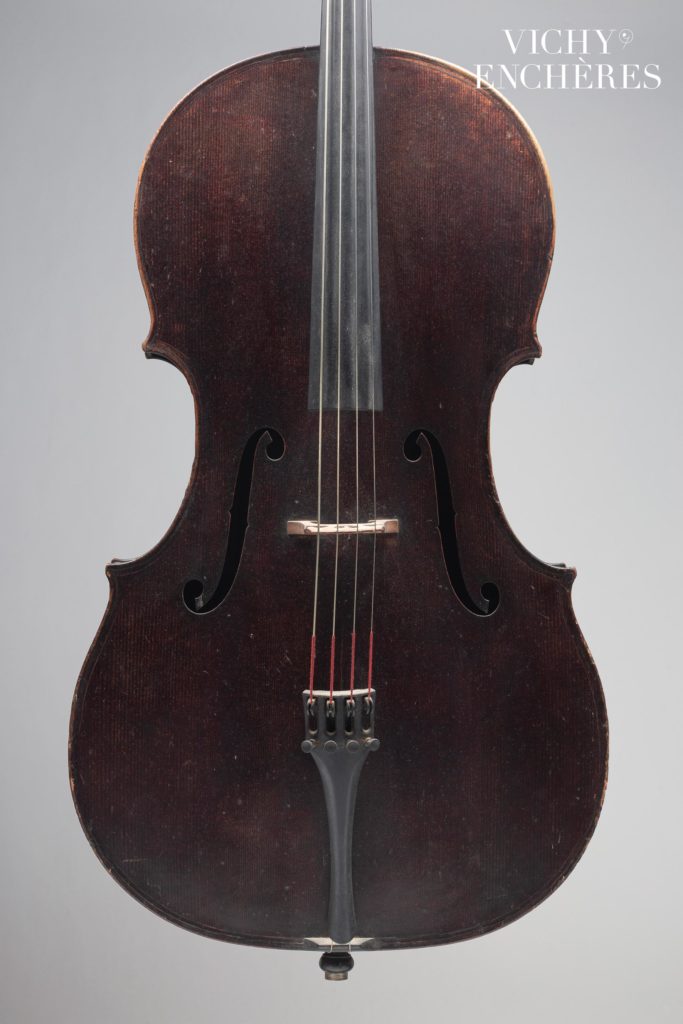 N° 105 - Violoncelle de Pierre et Hippolyte SILVESTRE, 1835, n°215 Instrument mis en vente par Vichy Enchères le 11 juin 2015 © C. Darbelet