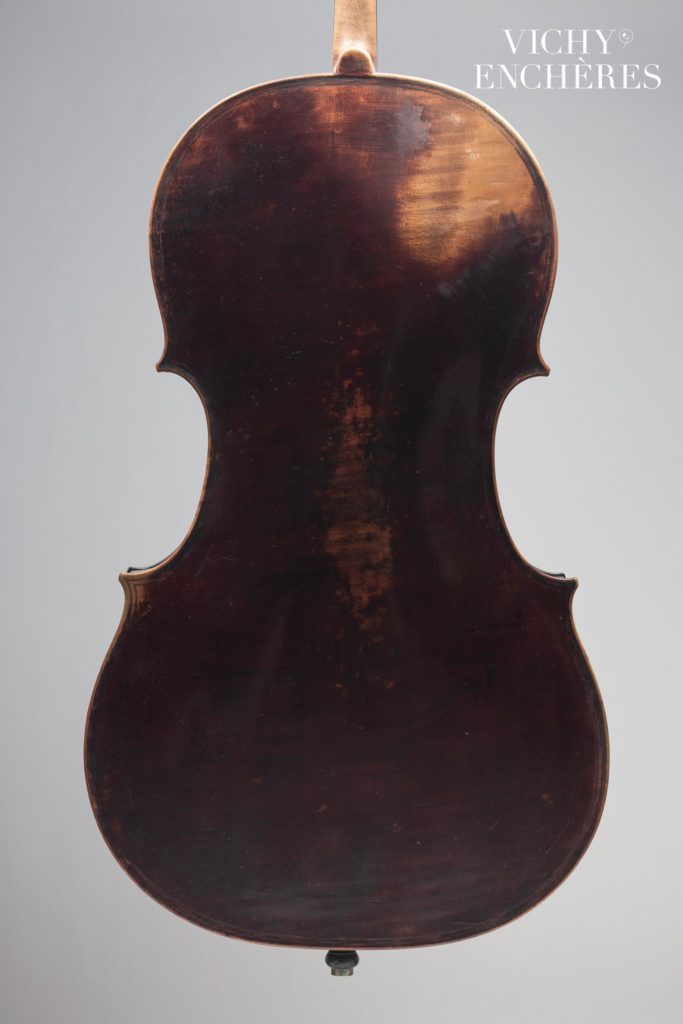 N° 105 - Violoncelle de Pierre et Hippolyte SILVESTRE, 1835, n°215 Instrument mis en vente par Vichy Enchères le 11 juin 2015 © C. Darbelet