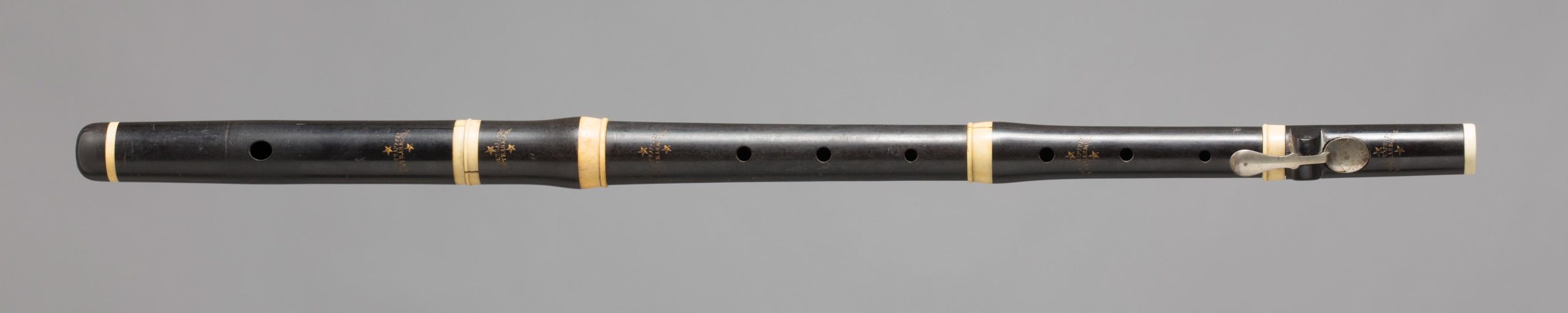 Flûte en ébène, bagues ivoire, une clef argent de HOLTZAPFFEL à Strasbourg. Début XIXème. Collection Samoyault