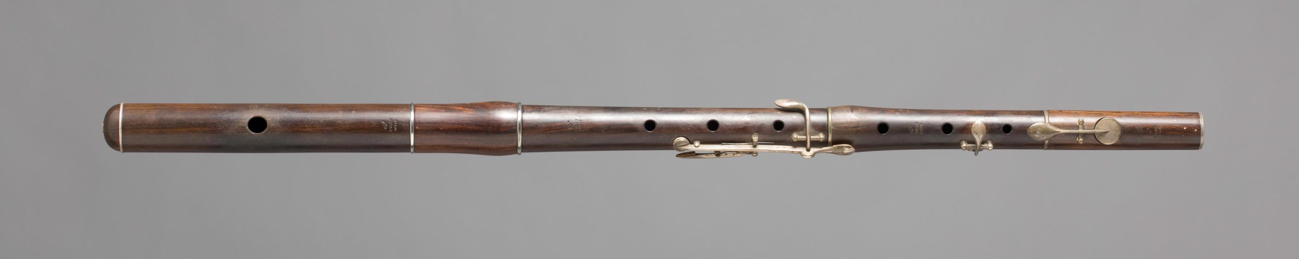 Flûte conique en grenadille, cinq clefs et bagues argent par TULOU à Paris. Collection Kaltenbach