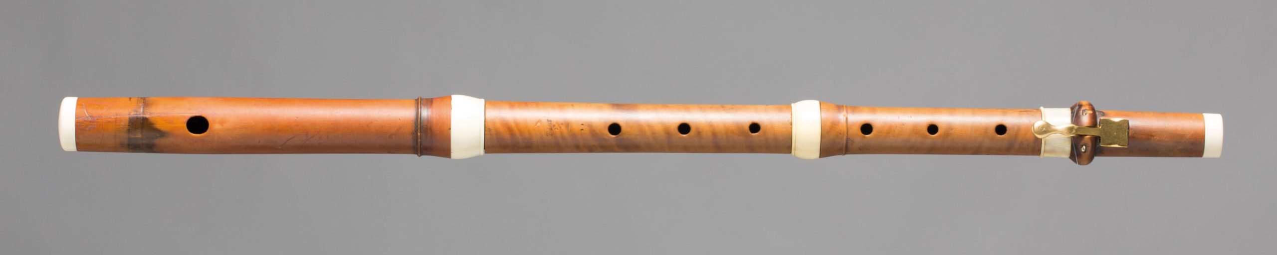 Flûte en buis, une clef laiton refaite, bagues ivoire dont certaines refaites, estampillée Thomas LOT avec lion rampant. XVIIIème