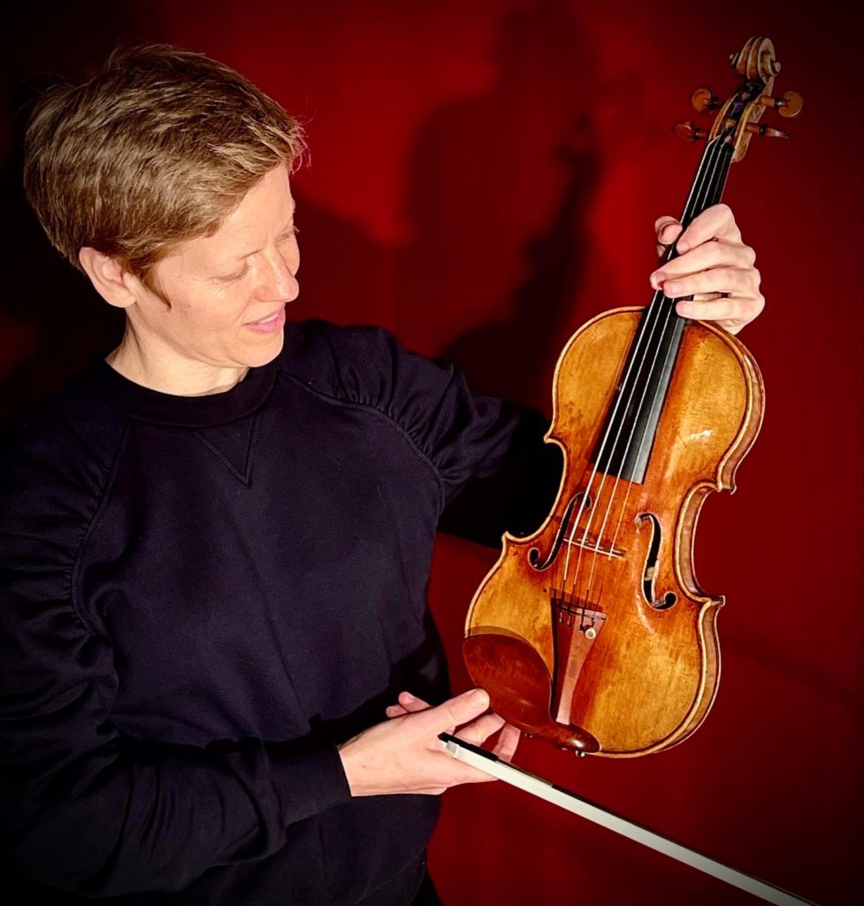 Isabelle Faust avec le violon de la vente du 2 décembre 2021