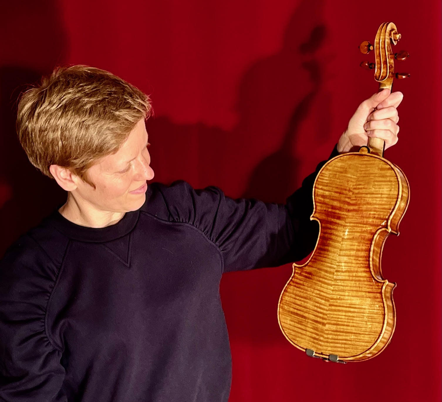 Isabelle Faust avec le violon de la vente du 2 décembre 2021