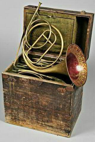 Cor naturel, pavillon peint rouge et or, avec neuf tons de RAOUX à Paris. Dans sa boîte, Vichy Enchères, 13 juin 2009