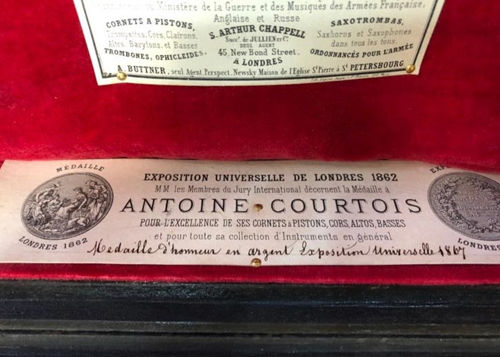 Carte de Courtois présentes dans l'étui du bugle de la vente Vichy Enchères du 7 mai 2022