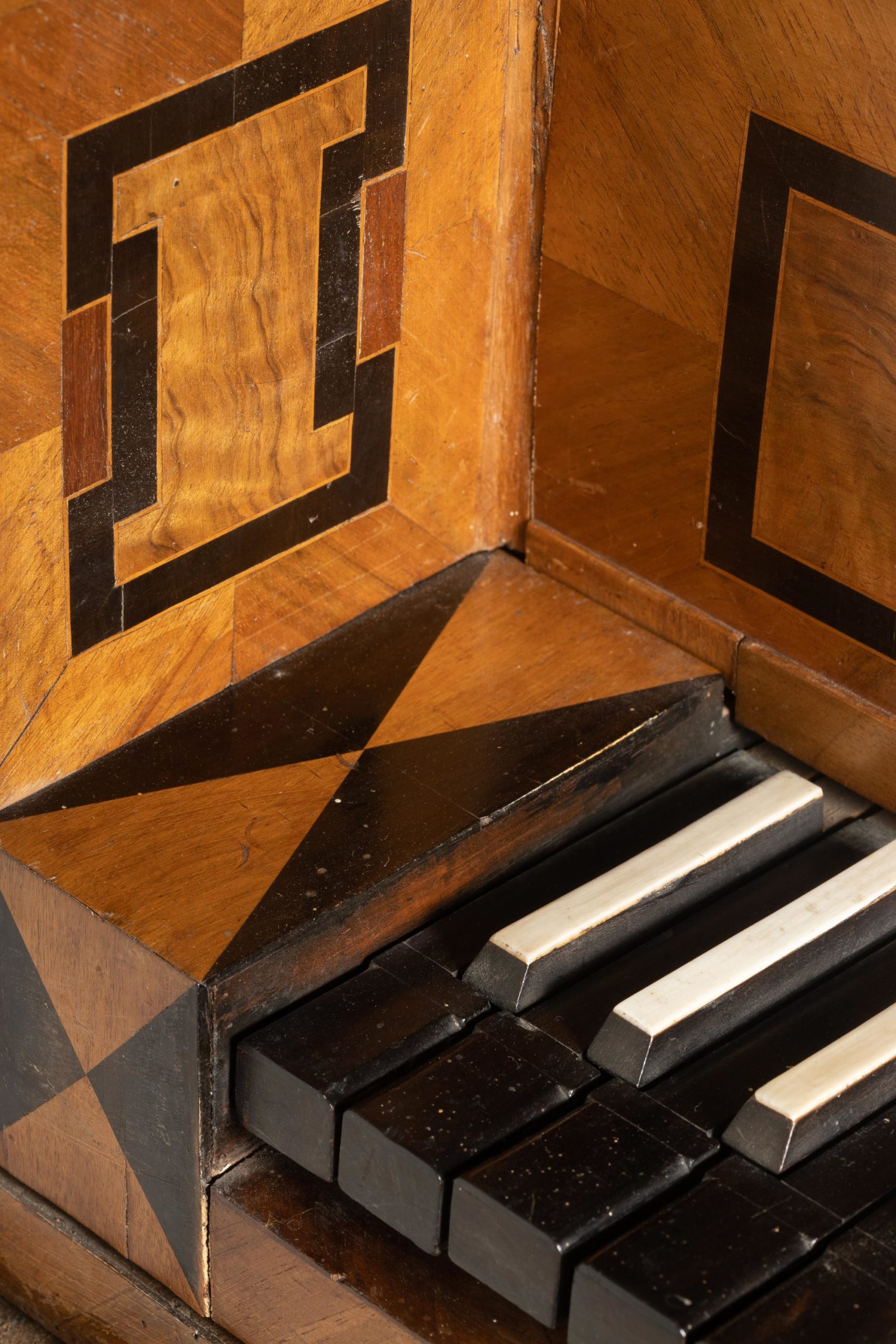 Piano de Jean-Kilien MERCKEN Instrument mis en vente par Vichy Enchères le 7 mai 2022 © Christophe DARBELET