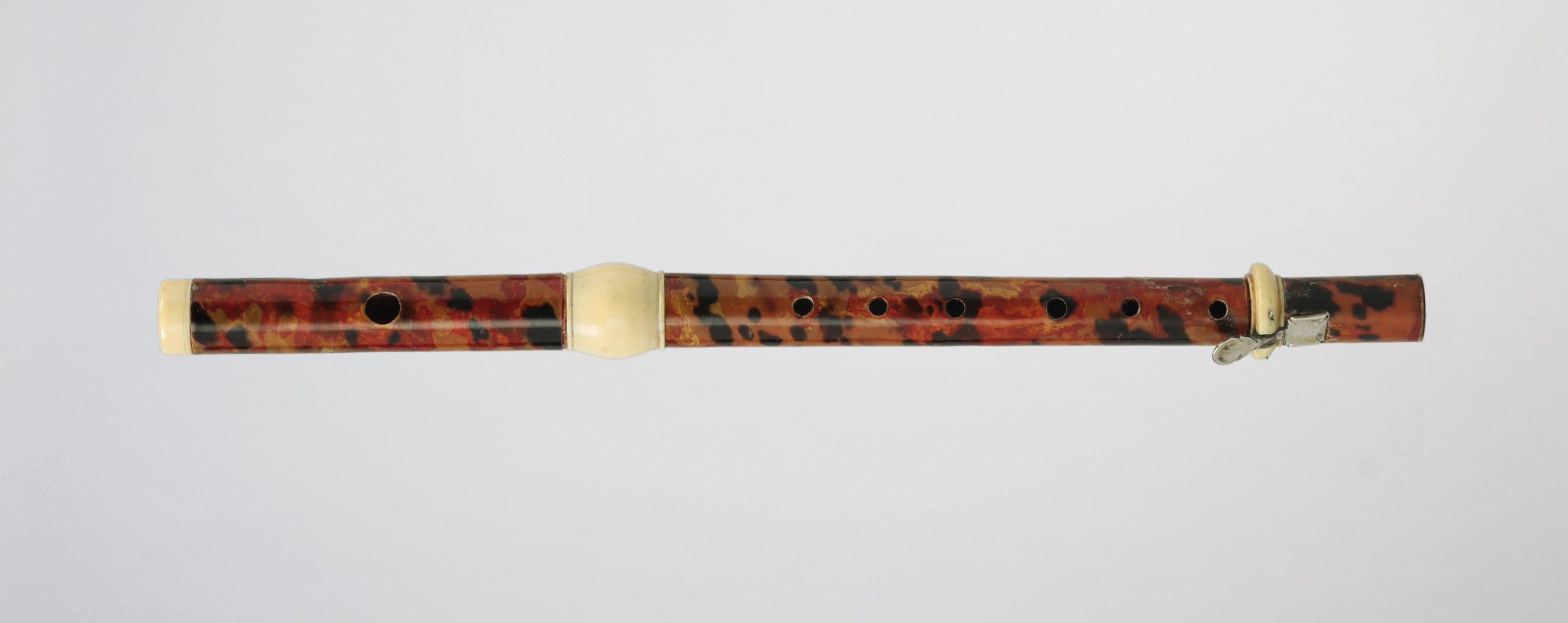Flûte piccolo en placage écaille de tortue sur bois, trois bagues ivoire dont une fendue, une clef argent, attribuée à Johann HEITZ, début XVIIIème.