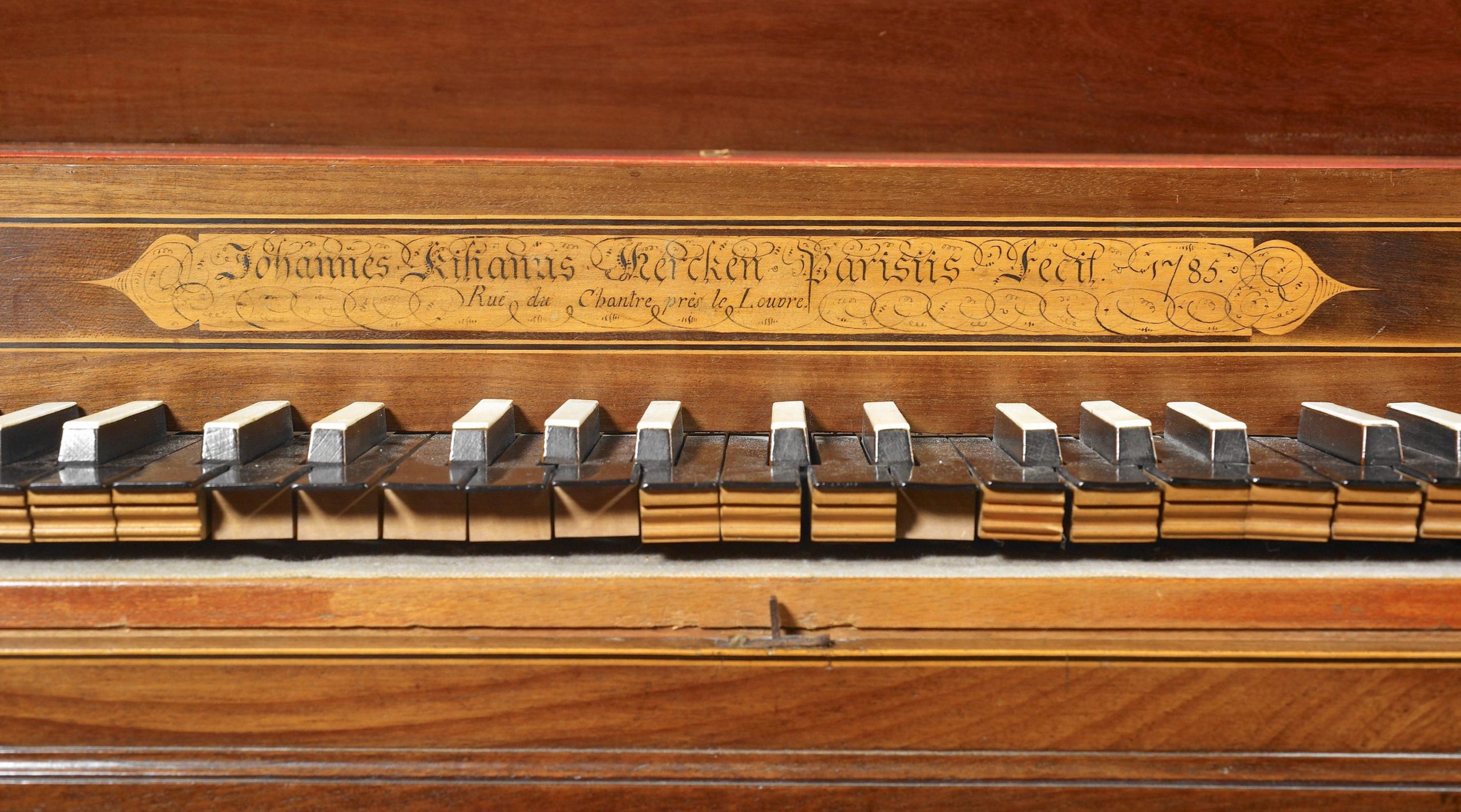 Inscription Johannes Kilianus Mercken Parisiis fecit 1785 rue du Chantre près le Louvre, pianoforte carrée, Musée de la musique ©Claude Germain
