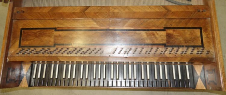 Vue d'ensemble du clavier du piano en forme de clavecin de Mercken, vers 1768