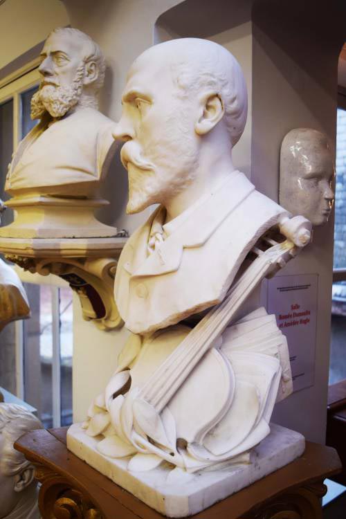 Amédée Huglo, Buste d’Amédée Soil de Moriamé avec la partie supérieure de son violon, MuFIm, Tournai