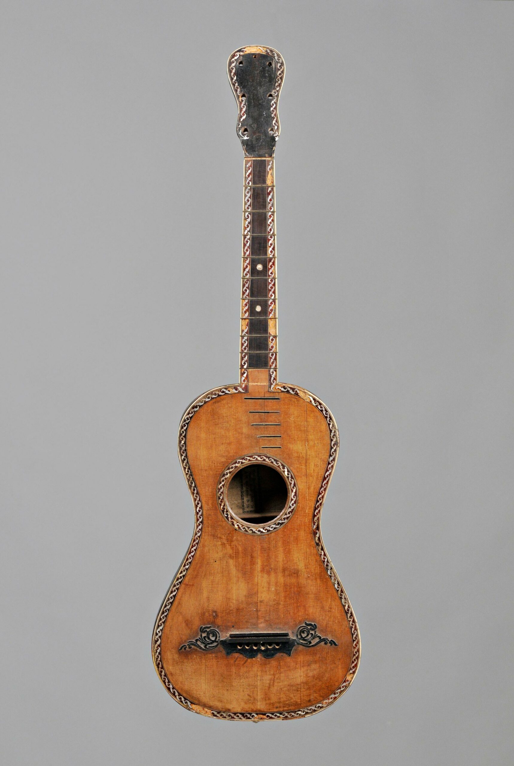 Giovanni Battista Fabricatore, guitare, vers 1790, Vichy Enchères, 17 déc 2011