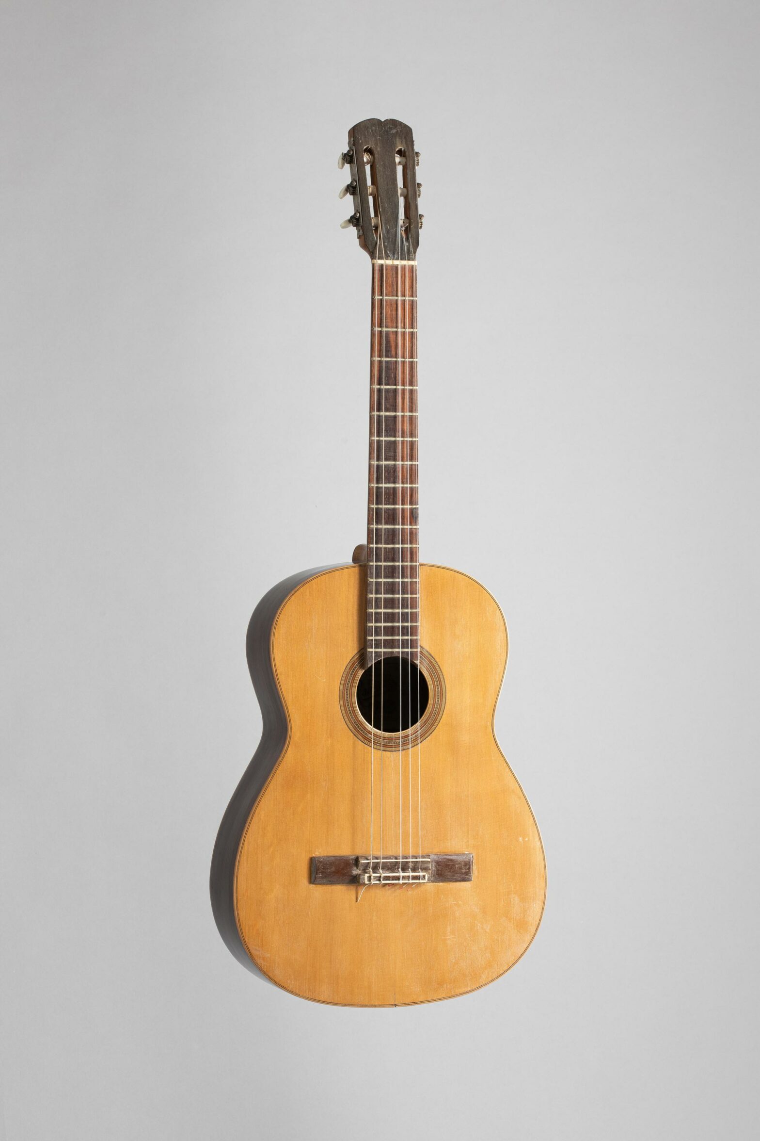 Guitare étiquetée José RAMIREZ de 1933 n°2, collection Toporkoff, Vichy Enchères, 5 novembre 2022