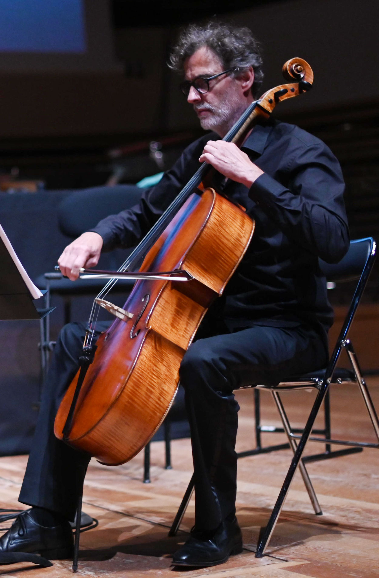 Le violoncelle-solo Jean-Michel Moulin jouant sur le Vuillaume