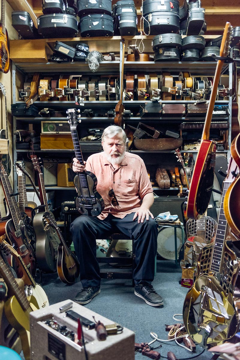 Soren Venema dans son magasin Palm Guitars © Richard Rigby