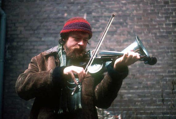 Søren Venema dans les années 1970 avec un phonofiddle