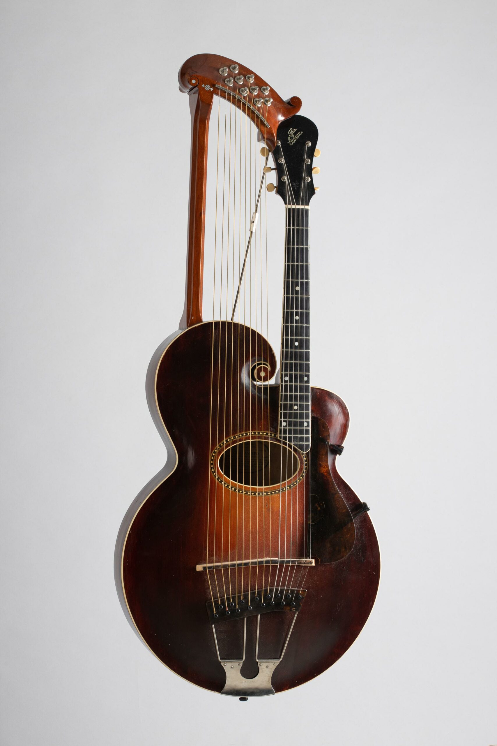 Guitare harpe de marque GIBSON modèle U n°1529 de 1909, Vichy Enchères, 5 novembre 2022 © Darbelet