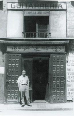 José Ramirez III devant l'atelier de la Calle Concepción Jerónima