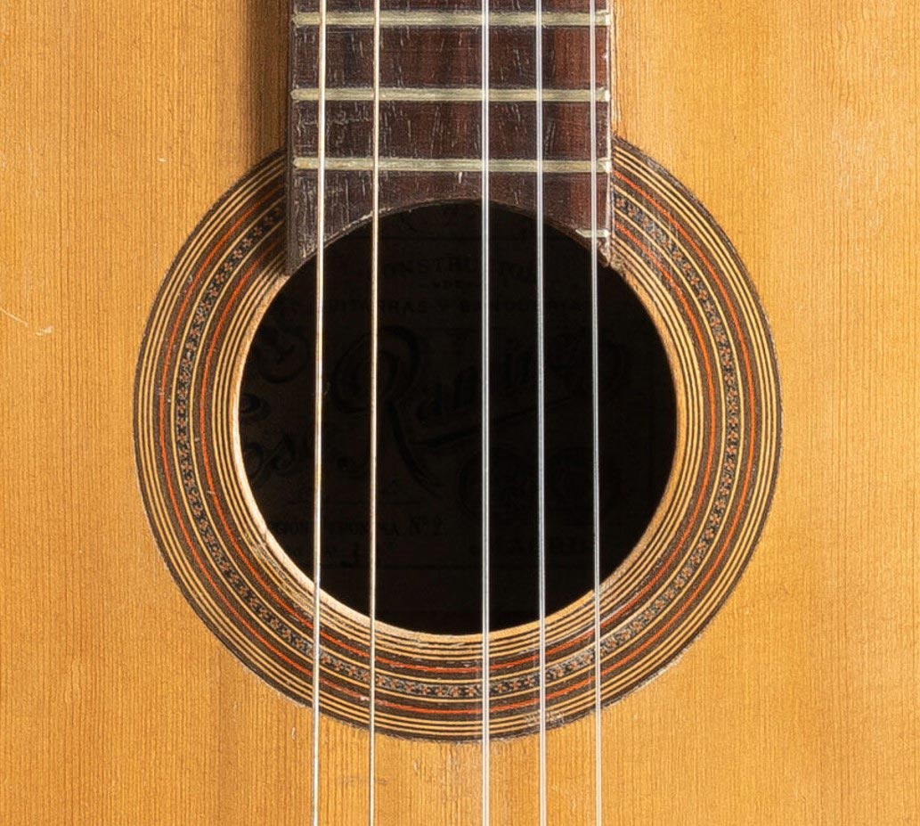 Guitare étiquetée José RAMIREZ de 1933 n°2, collection Toporkoff, Vichy Enchères, 5 novembre 2022