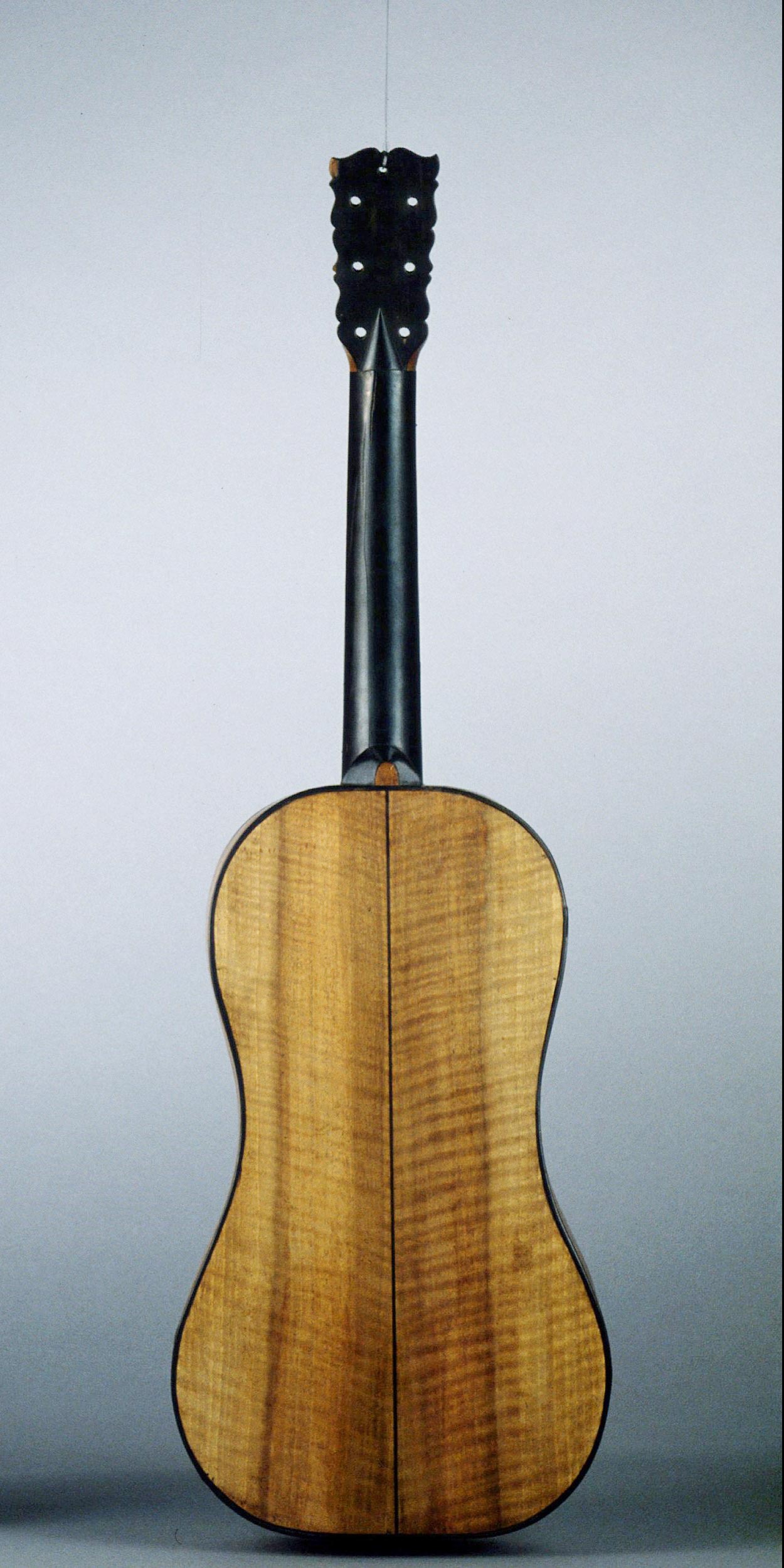 César Pons, guitare baroque, fin XVIIIème, Musée de la Musique, c Jean-Marc Anglès