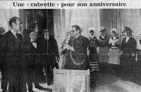Valéry Giscard d'Estaing recevant une cabrette Marginier