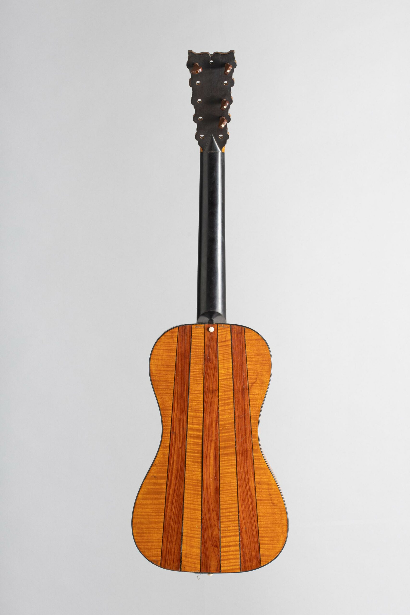 Guitare baroque deuxième moitié du XVIIIème faite par AUBERT, Vichy Enchères, 5 novembre 2022
