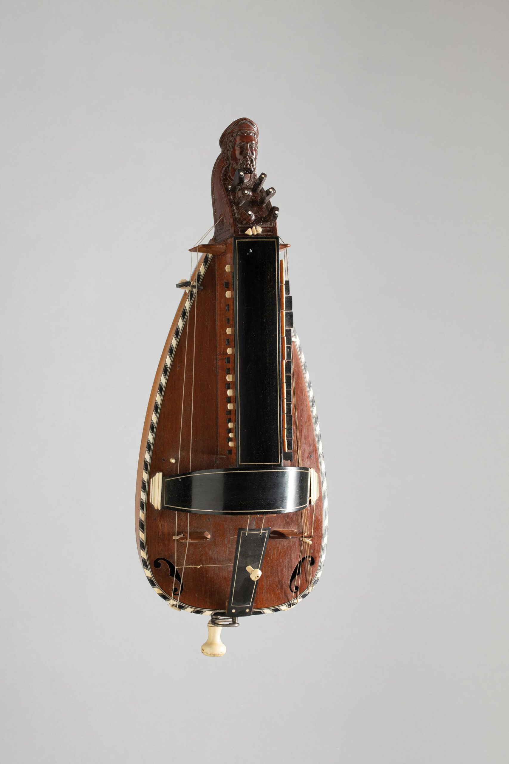 Vielle à roue, probablement par PIMPARD Instrument mis en vente par Vichy Enchères le 5 novembre 2022 © C. Darbelet
