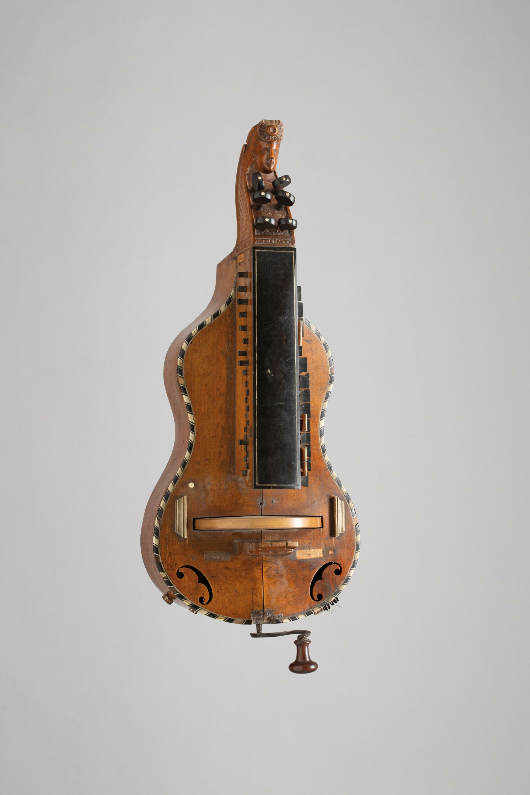 Vielle plate de Jean Nicolas JOMIER Instrument mis en vente par Vichy Enchères le 5 novembre 2022 © C. Darbelet