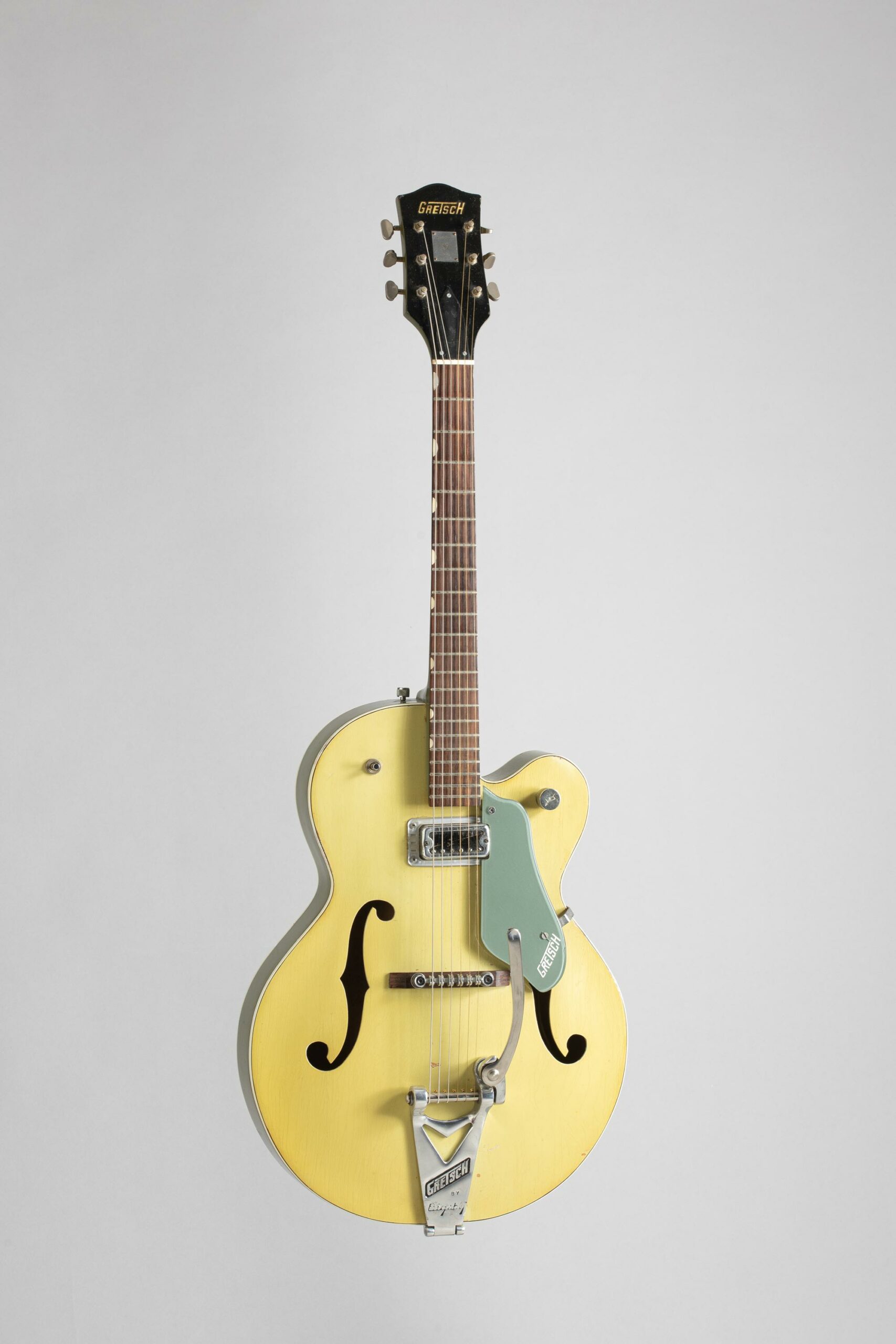 Guitare Hollowbody de marque GRETSCH, modèle Anniversary 6125 Collection Palm Guitars Instrument mis en vente par Vichy Enchères le 5 novembre 2022 © C. Darbelet