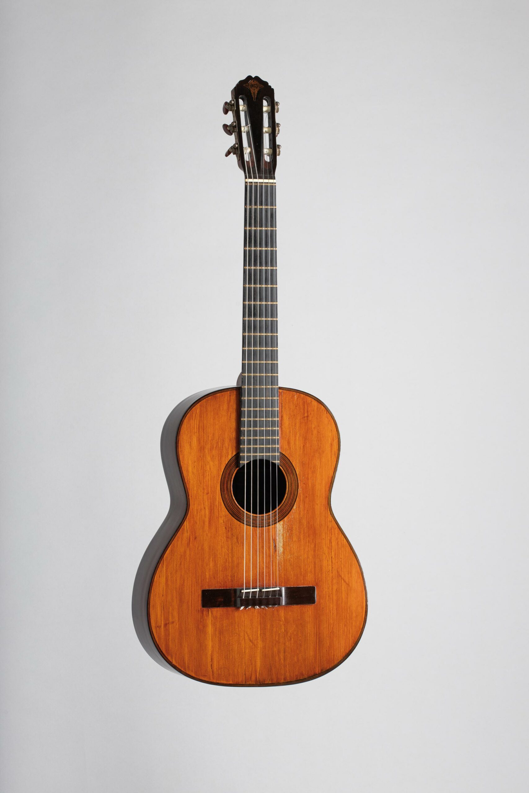 Guitare de marque SELMER, modèle Classique n° 550 Collection Palm Guitars Instrument mis en vente par Vichy Enchères le 5 novembre 2022 © C. Darbelet