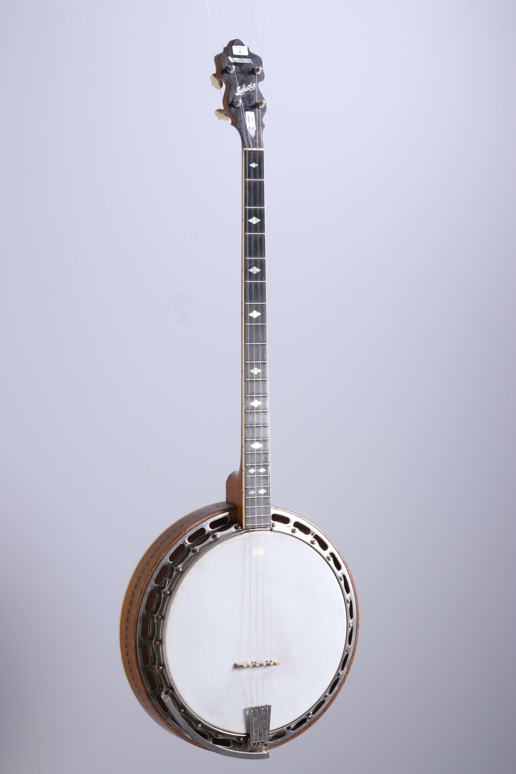 Banjo ténor Plectrom de marque LUDWIG, modèle Kenmor Collection Palm Guitars Instrument mis en vente par Vichy Enchères le 5 novembre 2022 © Vichy Enchères