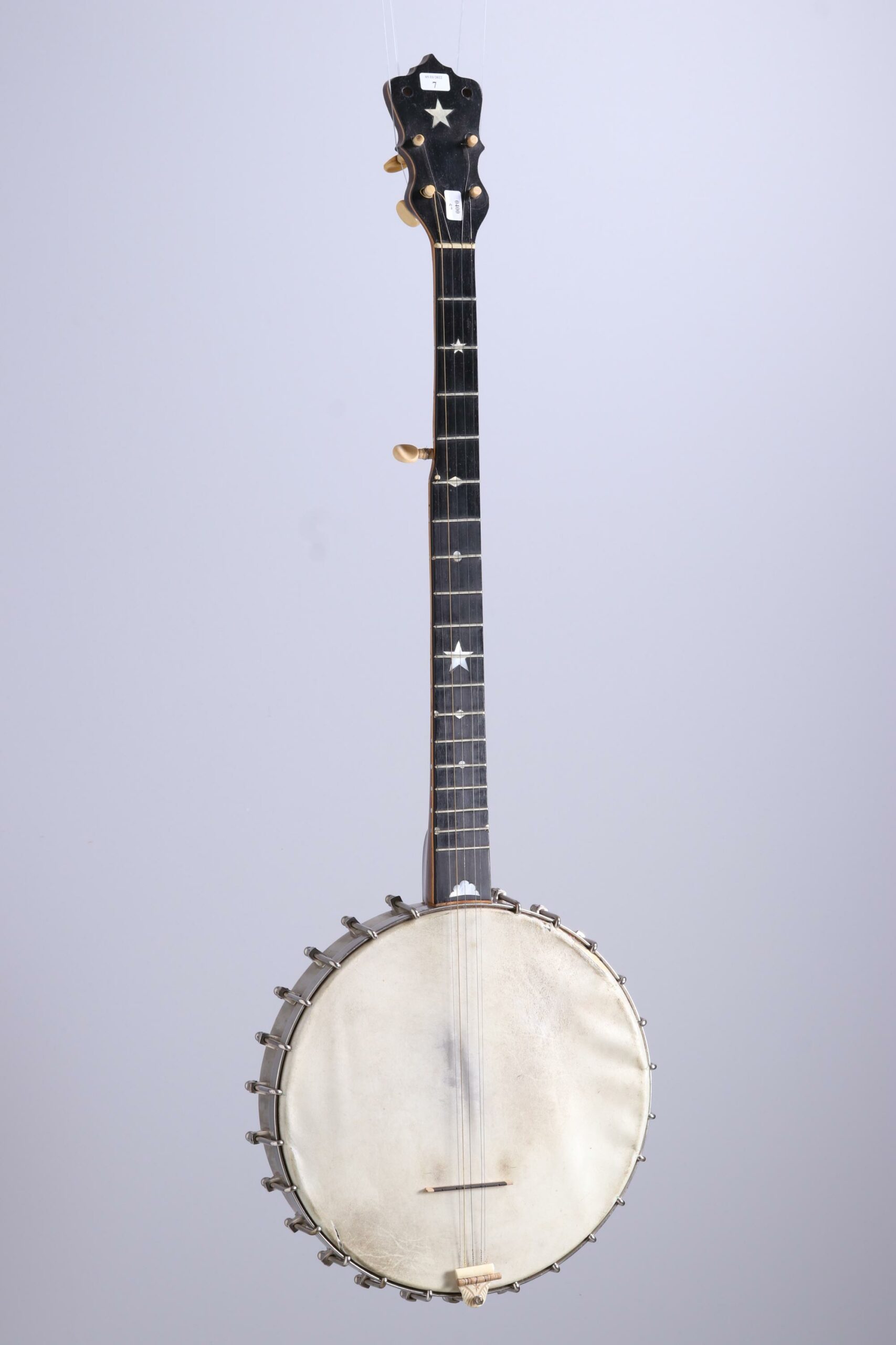 Banjo bluegrass, de marque LYON and HEALY Collection Palm Guitars Instrument mis en vente par Vichy Enchères le 5 novembre 2022 © Vichy Enchères