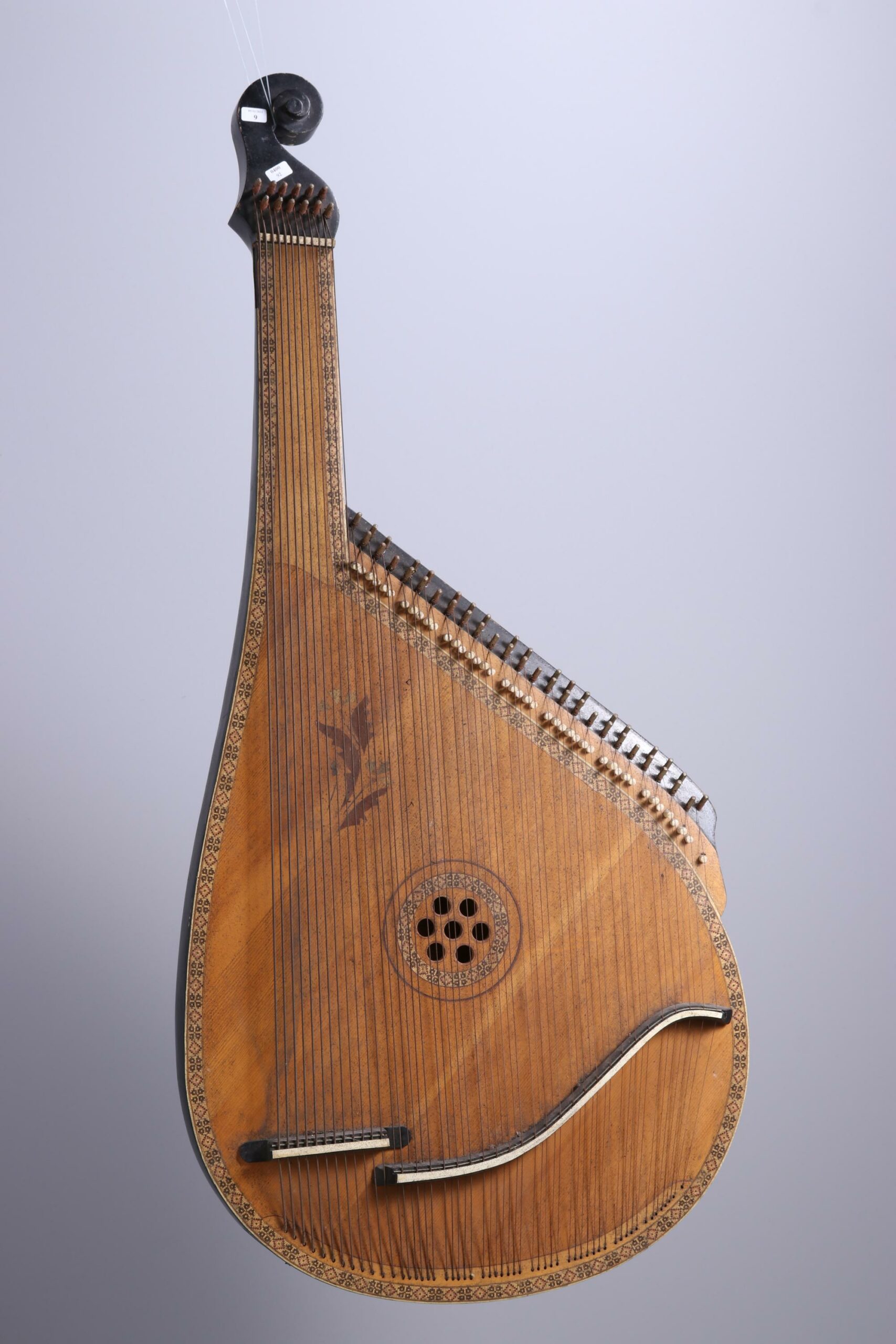 Bandura Russe Collection Palm Guitars Instrument mis en vente par Vichy Enchères le 5 novembre 2022 © Vichy Enchères