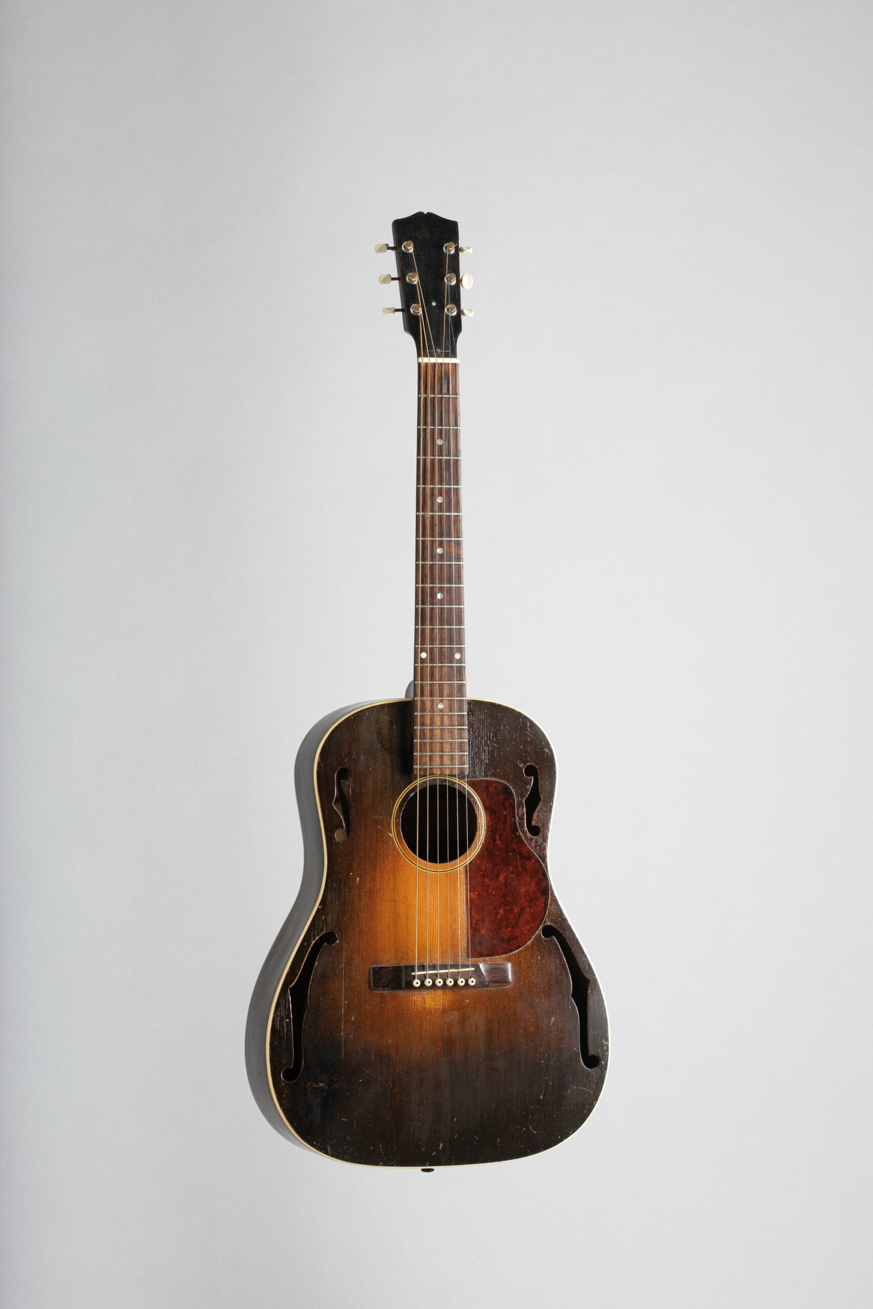 Rare guitare acoustique de GIBSON modèle HG20 Collection Palm Guitars Instrument mis en vente par Vichy Enchères le 5 novembre 2022 © C. Darbelet