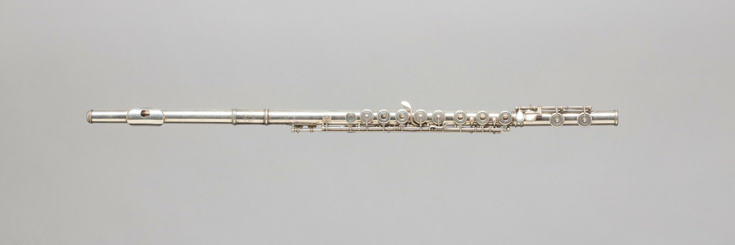 Flûte en métal argenté, système Boehm, estampillée Louis LOT Instrument mis en vente par Vichy Enchères le 5 novembre 2022 © C. Darbelet
