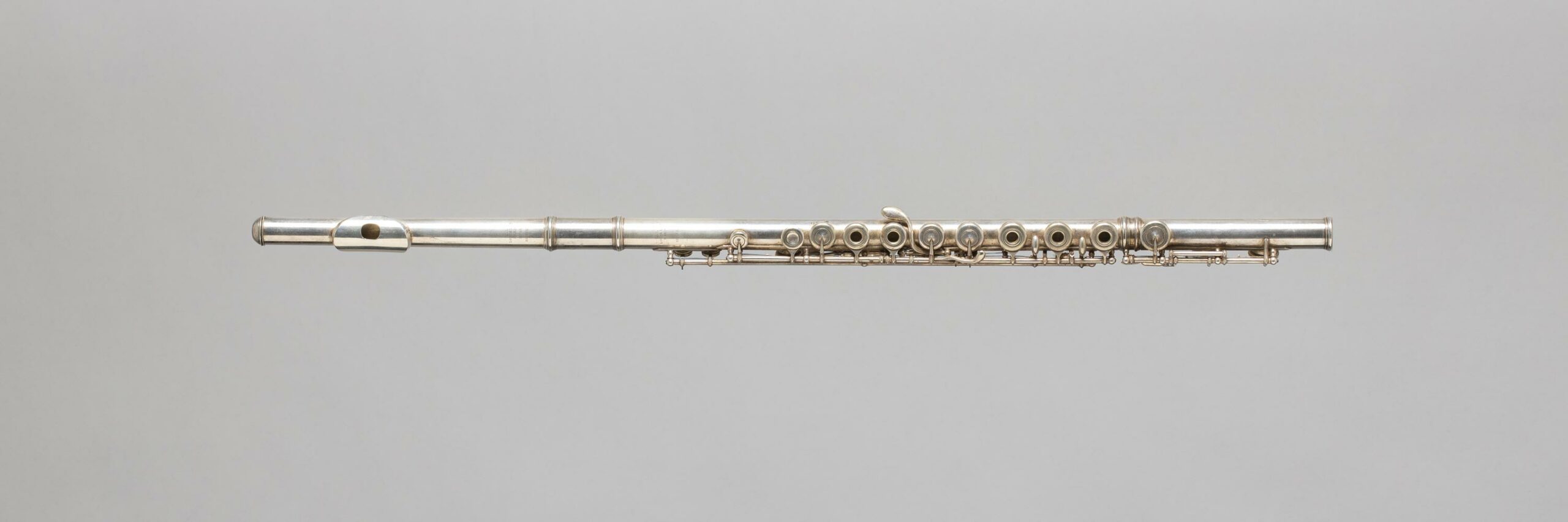 Flûte en métal argenté, système Boehm, estampillée Louis LOT Instrument mis en vente par Vichy Enchères le 5 novembre 2022 © C. Darbelet