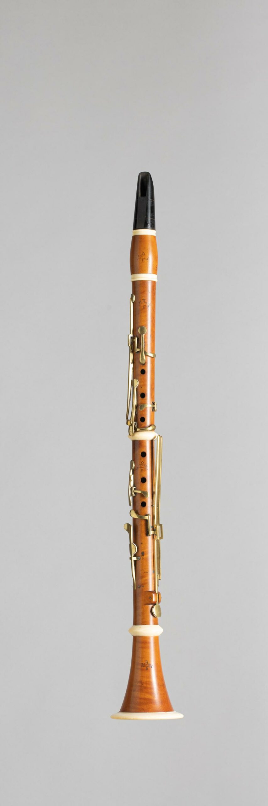 Clarinette SiB, en buis, estampillée P. PIANA Instrument mis en vente par Vichy Enchères le 5 novembre 2022 © C. Darbelet