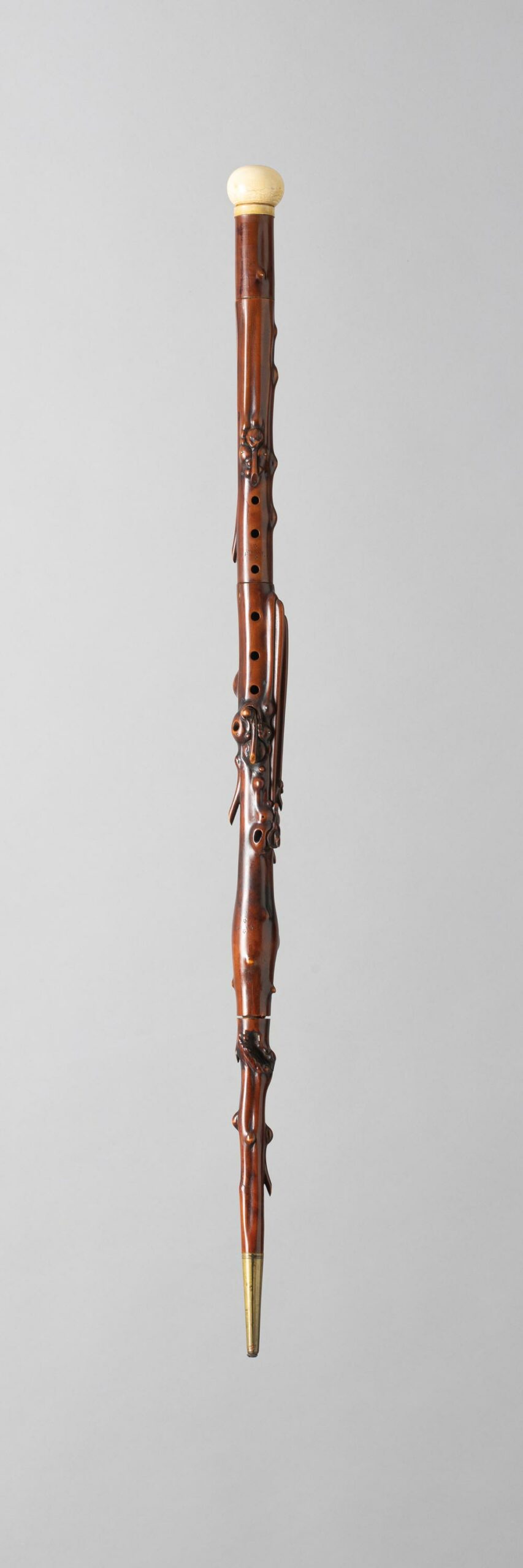 Canne-clarinette en bois fruitier sculpté, estampillée AMMANN Instrument mis en vente par Vichy Enchères le 5 novembre 2022 © C. Darbelet