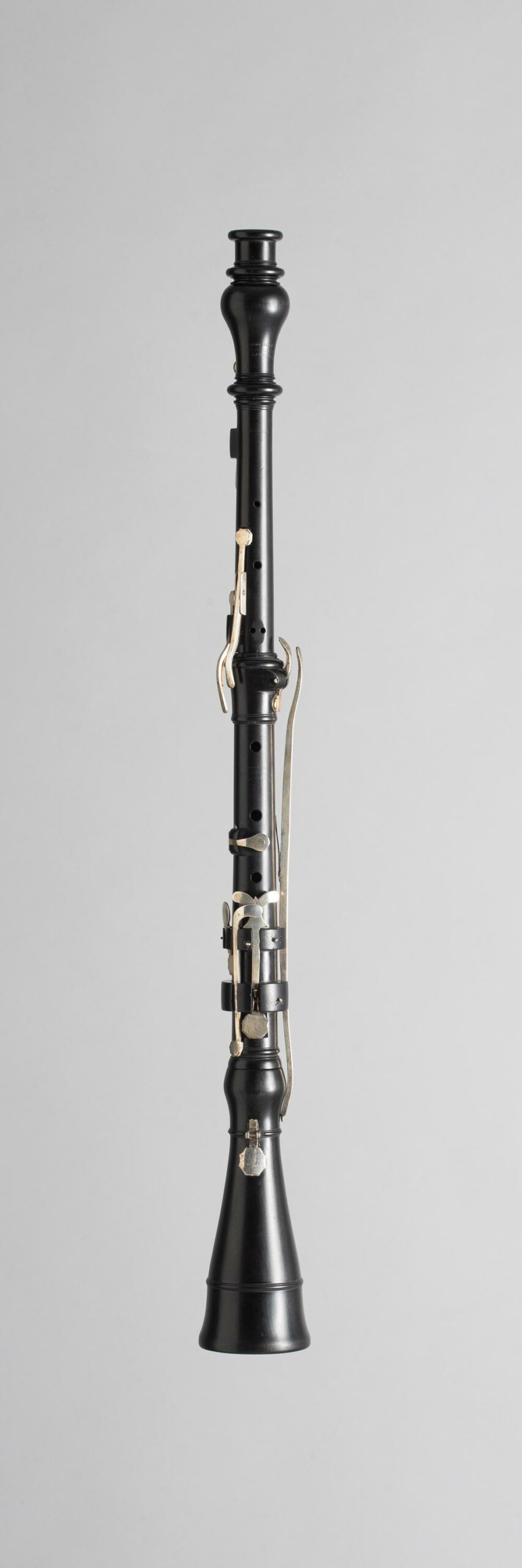 Hautbois en ébène, estampillé R.W. KEITH Instrument mis en vente par Vichy Enchères le 5 novembre 2022 © C. Darbelet