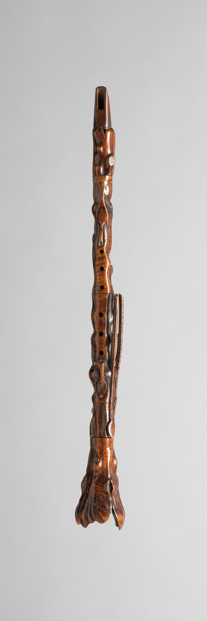 Clarinette en bois fruitier en imitation de branche, attribuée à AMMANN Instrument mis en vente par Vichy Enchères le 5 novembre 2022 © C. Darbelet