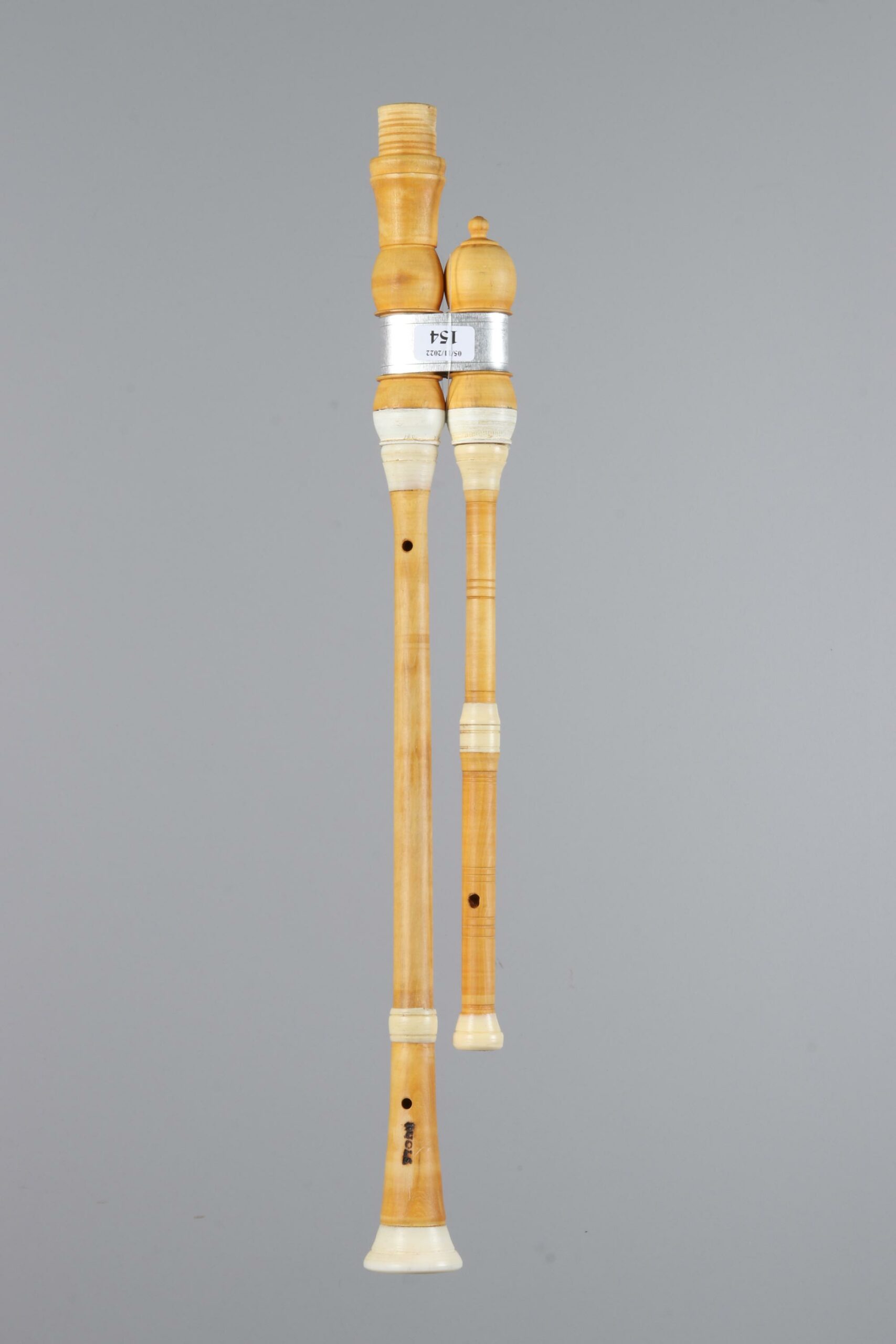 Pied de cabrette en buis, en miB (32,5cm) de Joseph RUOLS Collection Joseph RUOLS Instrument mis en vente par Vichy Enchères le 5 novembre 2022 © C. Darbelet