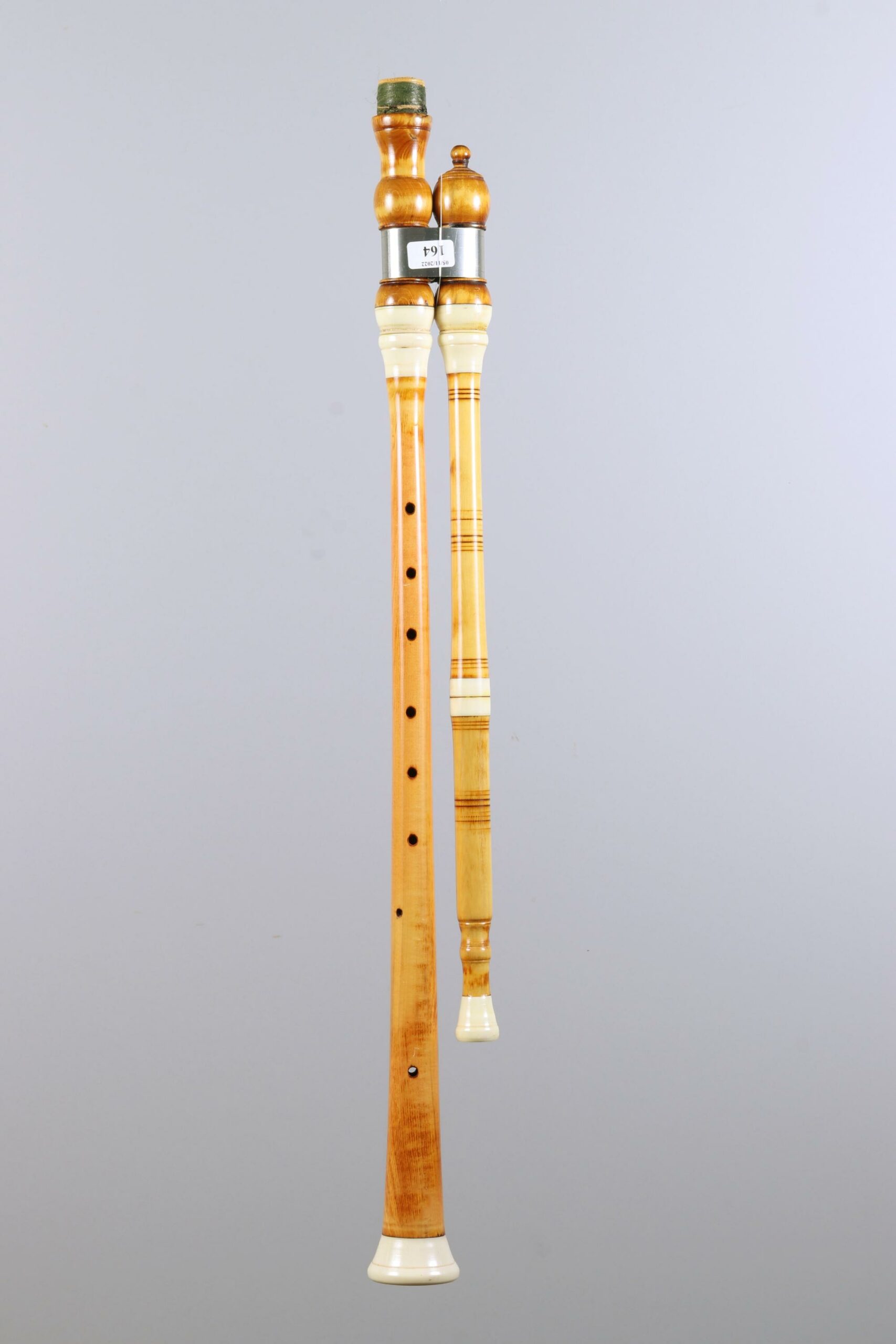 Pied de cabrette en buis, en La (48cm) de Joseph RUOLS Collection Joseph RUOLS Instrument mis en vente par Vichy Enchères le 5 novembre 2022 © C. Darbelet