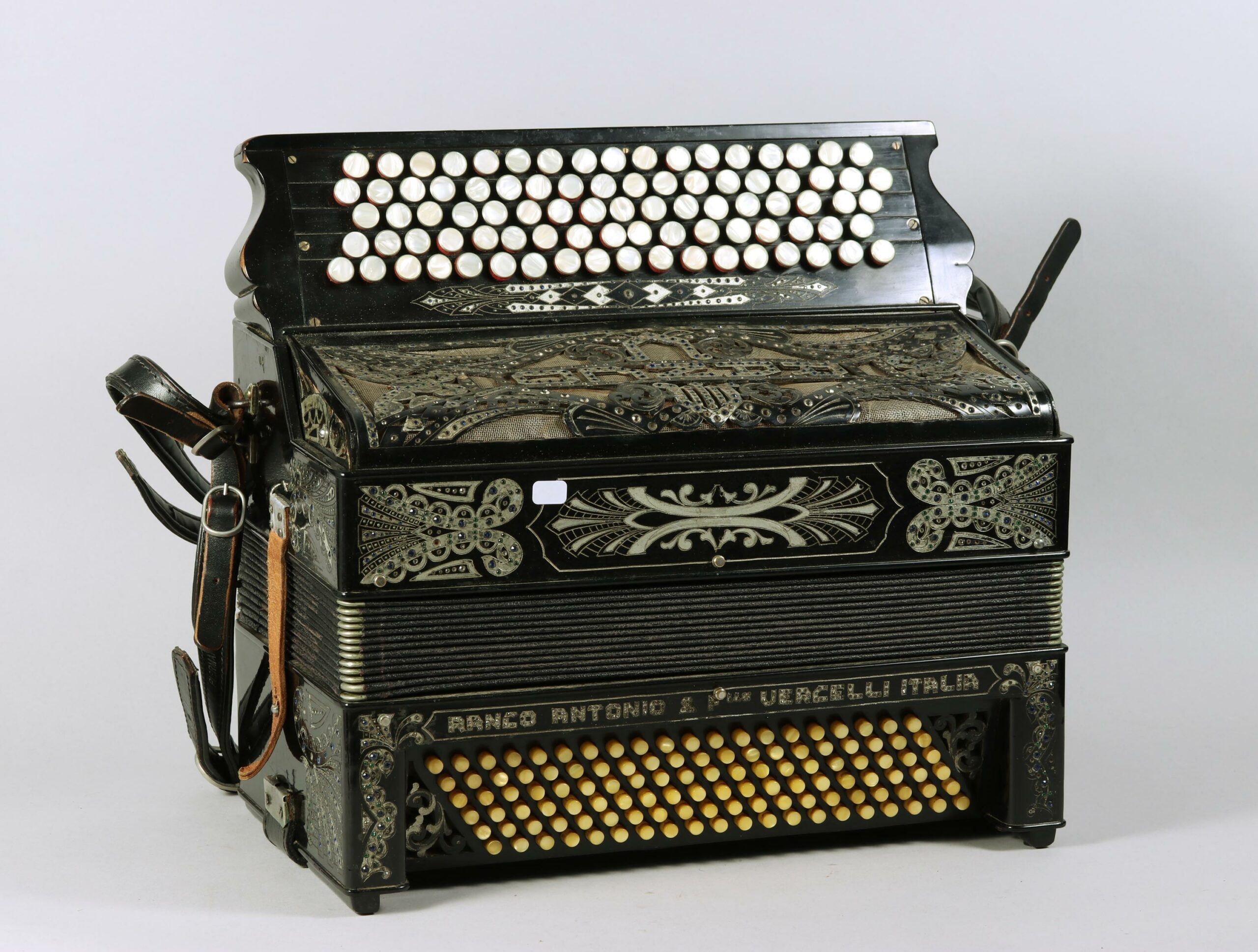 Accordéon chromatique d'Antonio RANCO Collection Joseph RUOLS Instrument mis en vente par Vichy Enchères le 5 novembre 2022 © C. Darbelet