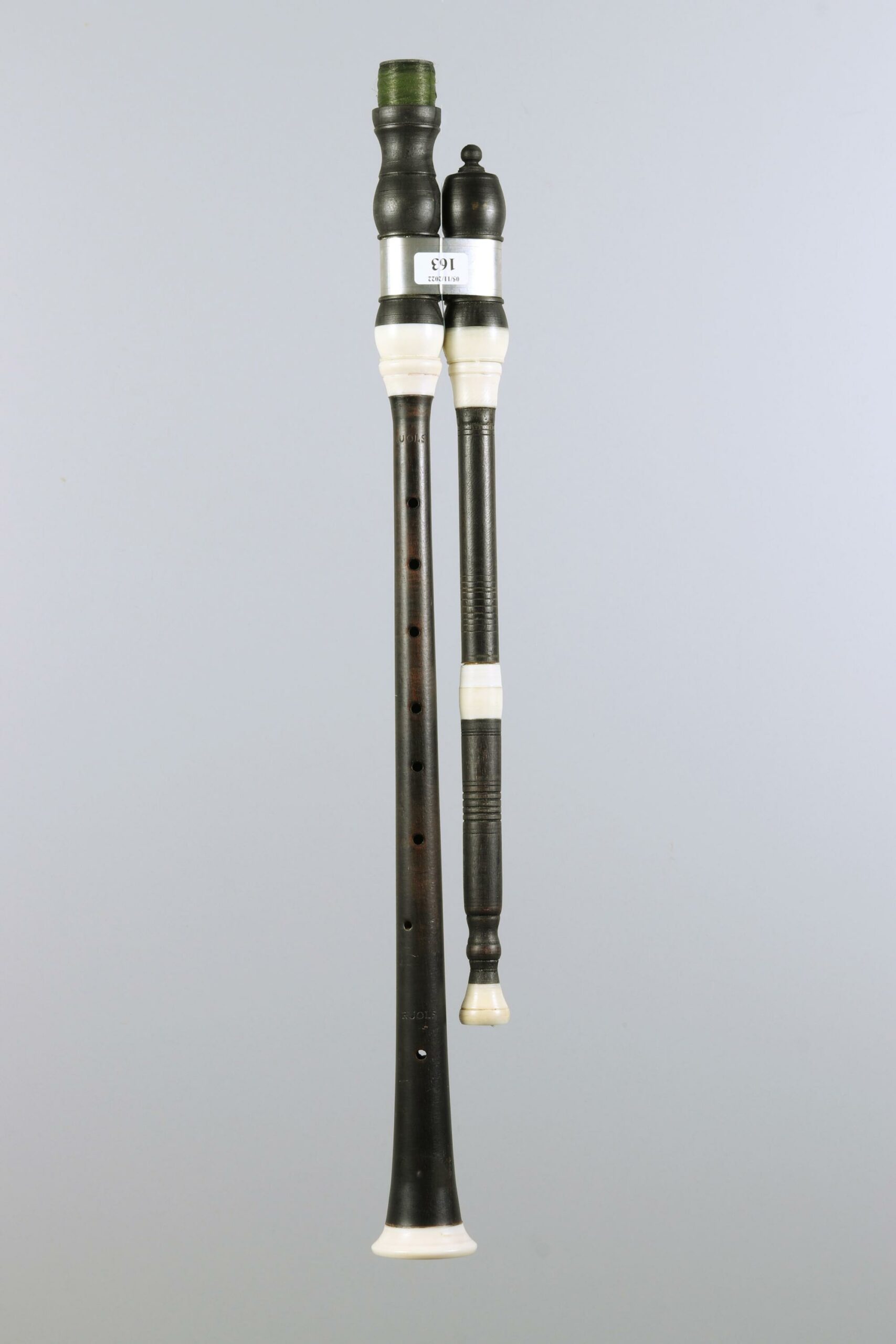 Pied de cabrette en houx teinté, en Do (39cm) de Joseph RUOLS Collection Joseph RUOLS Instrument mis en vente par Vichy Enchères le 5 novembre 2022 © C. Darbelet