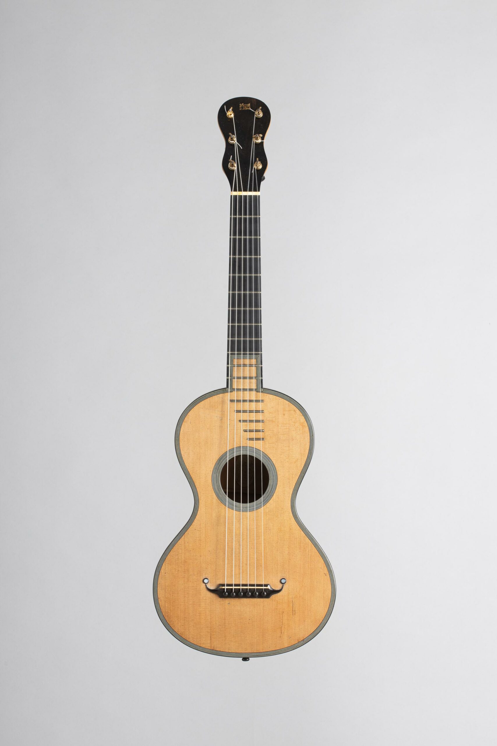 Guitare romantique de René LACÔTE Instrument mis en vente par Vichy Enchères le 5 novembre 2022 © C. Darbelet