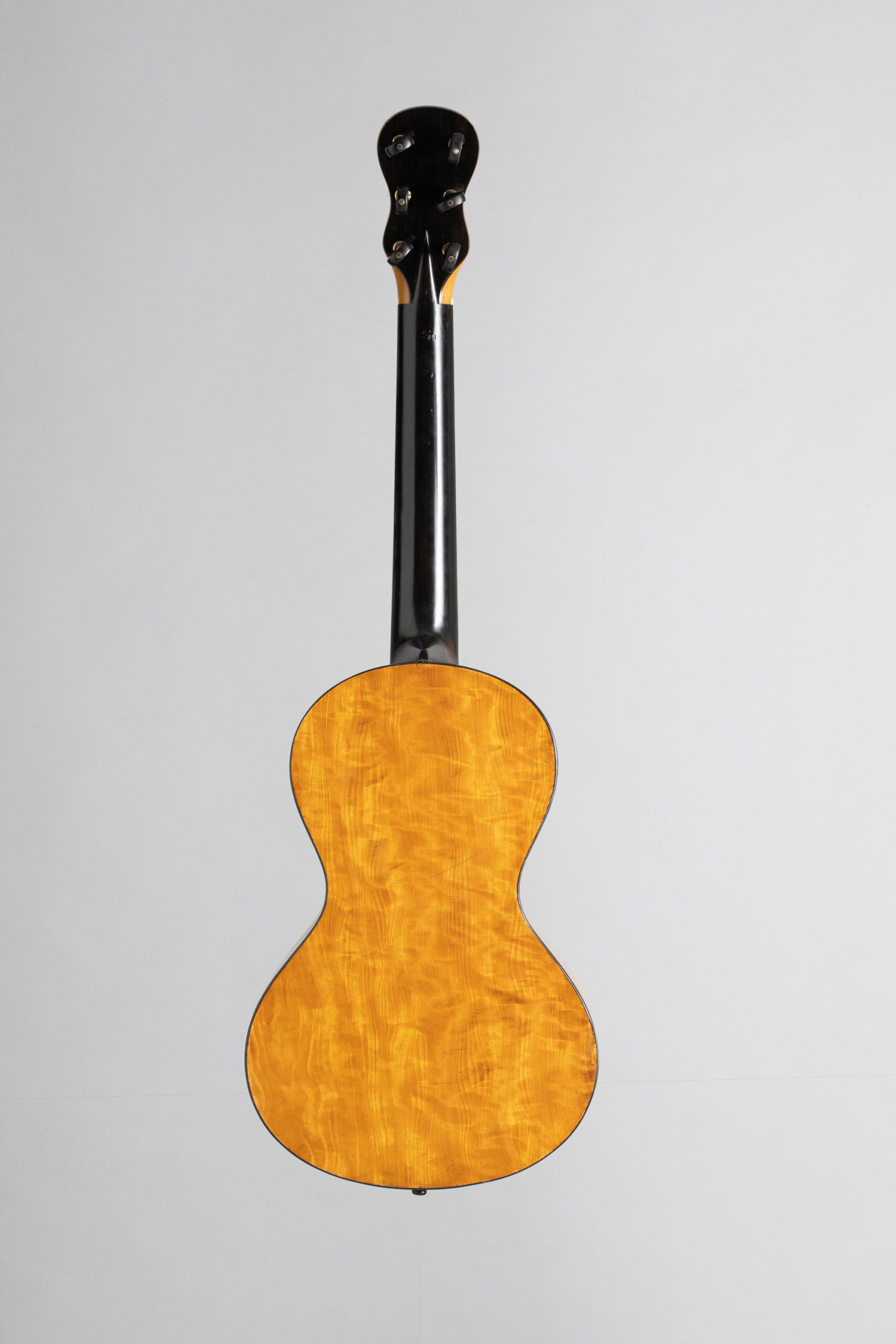 Guitare romantique de René LACÔTE Instrument mis en vente par Vichy Enchères le 5 novembre 2022 © C. Darbelet