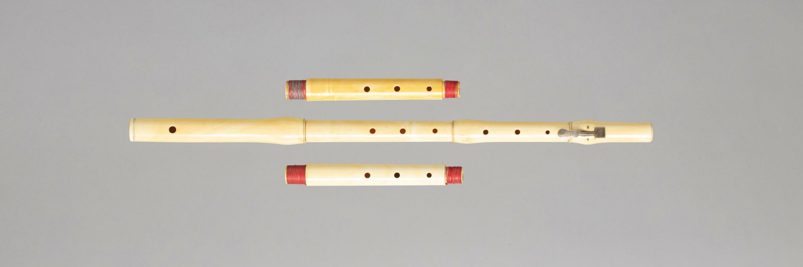 Flûte en ivoire, une clef argent, deux corps de rechange. Travail probablement anglais du XVIIIème Instrument mis en vente par Vichy Enchères le 5 novembre 2022 © C. Darbelet